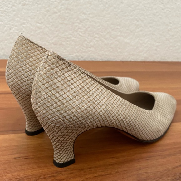 Vintage SALVATORE FERRAGAMO Nude Beige Micro Waffle Suede Heel Pumps Size 6 AAAA - Picture 6 of 15